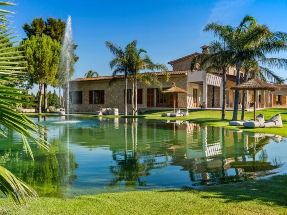 LUXURY OASIS WITH PRIVATE POND IN MONTUIRI