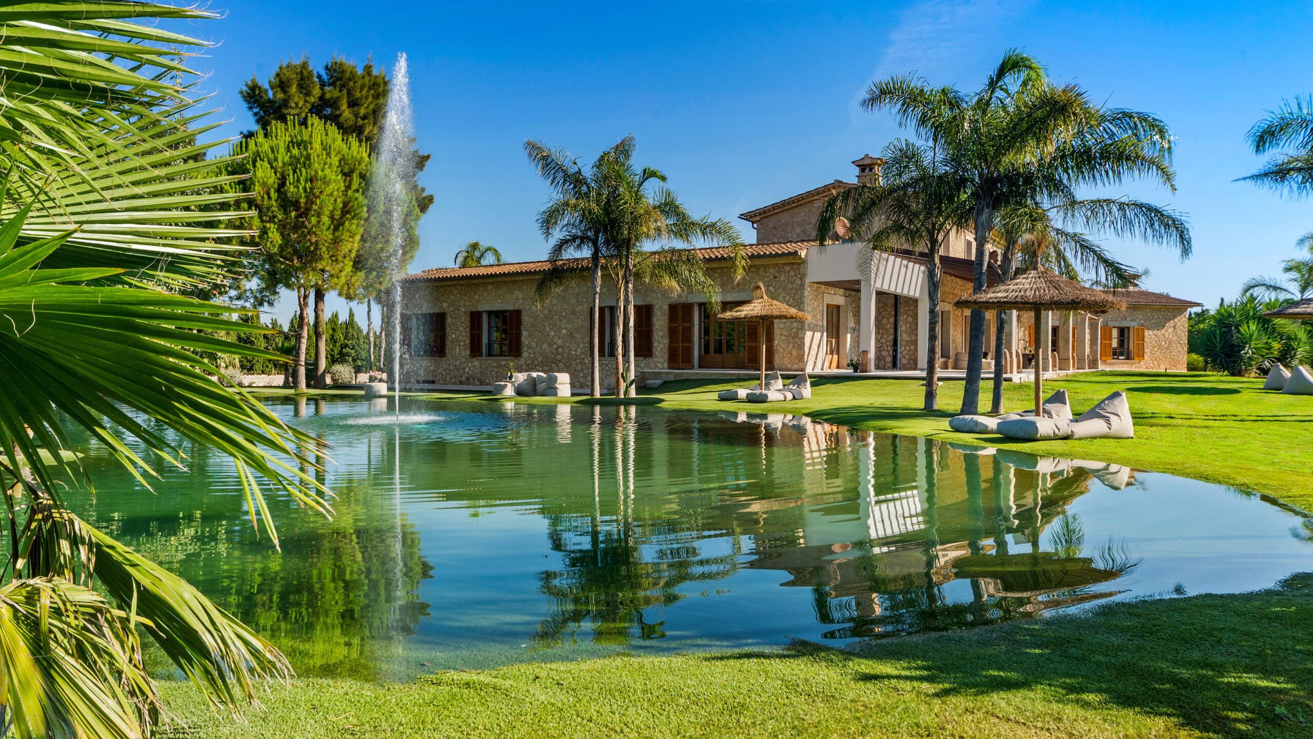 LUXURY OASIS WITH PRIVATE POND IN MONTUIRI